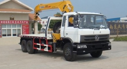 东风153平板带吊清障车 高效救援的理想解决方案